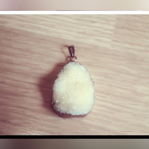 Natural Agate Druzy Crystals Pendant! - Picture 1 of 3